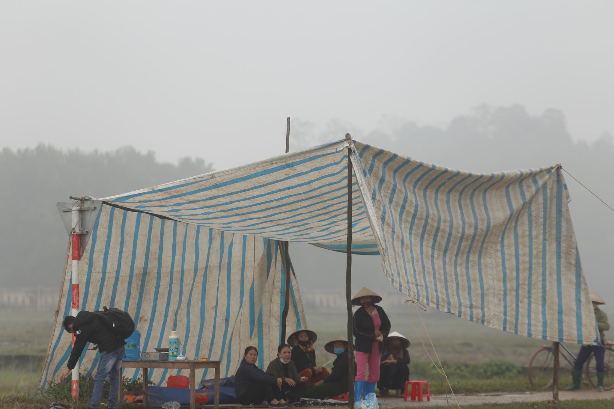 Người dân tiếp tục dựng lều, căng bạt chặn xe ra vào bãi rác Nam Sơn.