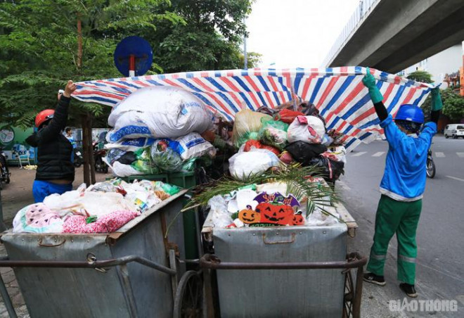 Nhiều tuyến phố trên địa bàn quận Cầu Giấy, Đống Đa, Ba Đình... rơi vào tình trạng ngập trong rác thải, ảnh hưởng đến khu dân cư.