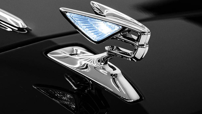 Biểu tượng đôi cánh "Flying B" của Bentley tung bay đầy tự hào trên phần mũi xe có thể điều khiển nâng lên hạ xuống đẹp mắt
