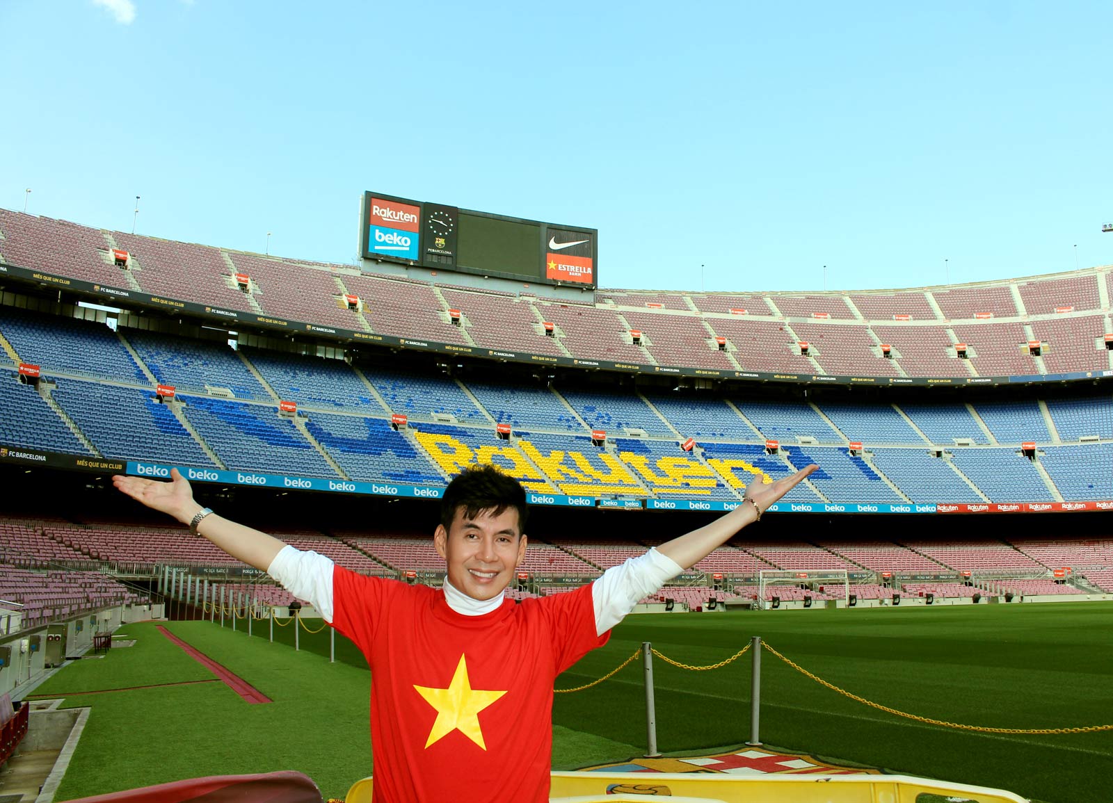 Sao Việt chi 3 tỷ đi du lịch nói gì khi đến sân bóng đá lớn nhất châu Âu? - 2