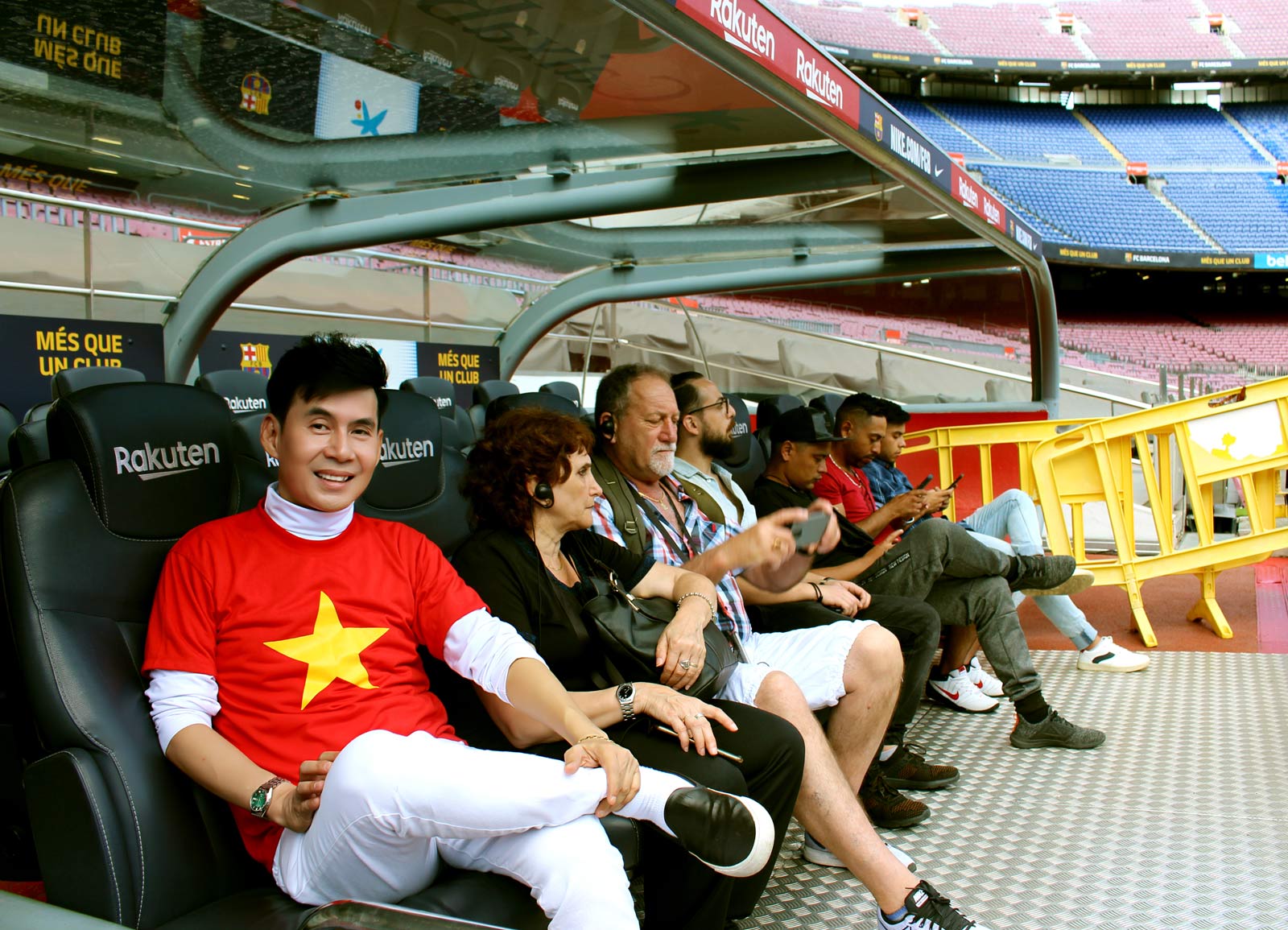 Sao Việt chi 3 tỷ đi du lịch nói gì khi đến sân bóng đá lớn nhất châu Âu? - 4