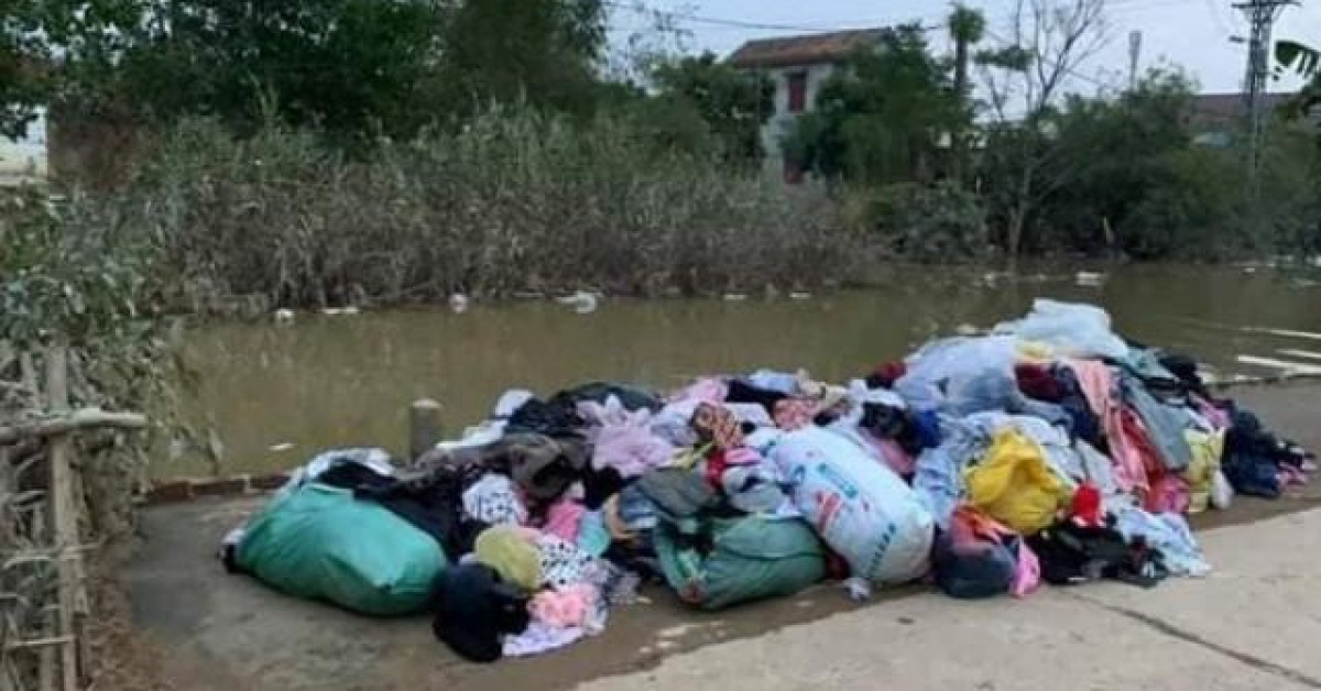 Bạn trẻ - Cuộc sống - Quần áo từ thiện chất thành đống không ai nhận: CĐM tranh cãi, dân miền Trung lên tiếng