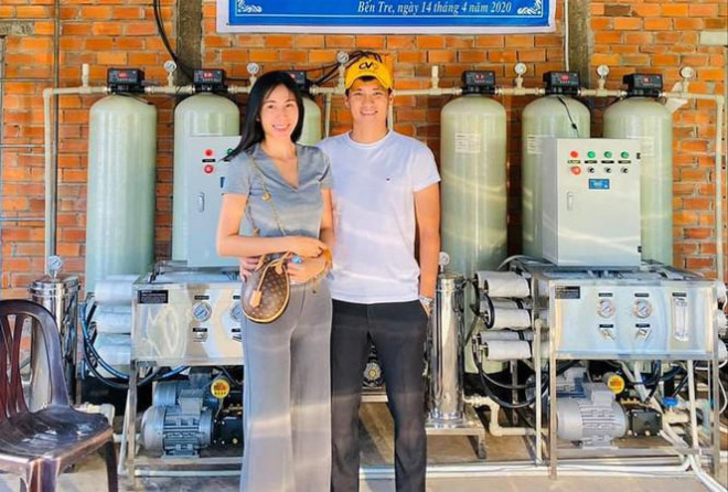 Vợ chồng Thủy Tiên - Công Vinh lắp đặt máy lọc nước hỗ trợ người dân chịu hạn mặn&nbsp;tại Bến Tre tháng 4/2020