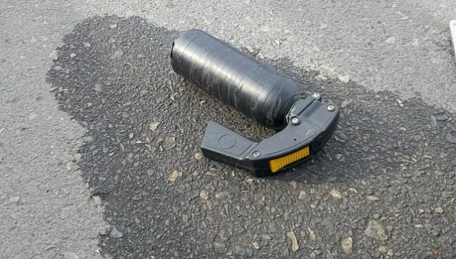 Một bình xịt hơi cay được tìm thấy tại hiện trường.- Ảnh: Châu Thành.