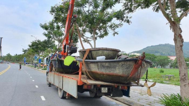 Ngư dân phải chi hàng trăm nghìn đồng để thuê xe cẩu chở thuyền thúng đi tránh bão