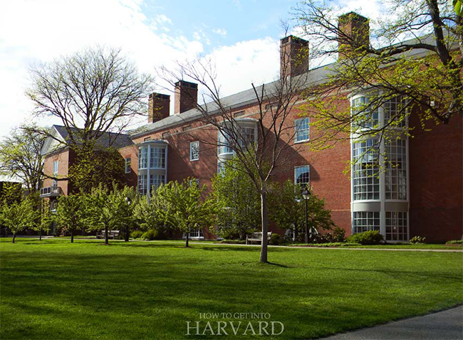 Cách đó không xa là thư viện Baker, một tòa nhà nổi tiếng thế giới. Đó là nơi tuyệt nhất để chụp ảnh tại Harvard. Và nếu bạn muốn một kiểu ảnh có ký hiệu Harvard, hãy tìm bảng hiệu ở lối vào phía sau.
