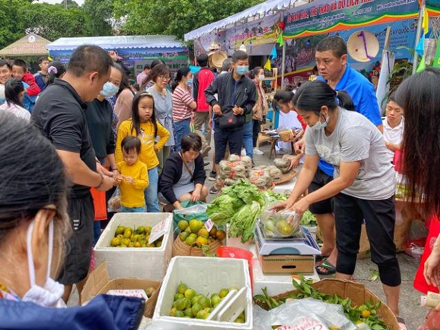 Thị trường - Tiêu dùng - Tượng đài Lý Thái Tổ đông “nghẹt thở” vì người Hà Nội đổ xô đi mua thực phẩm sạch vùng cao