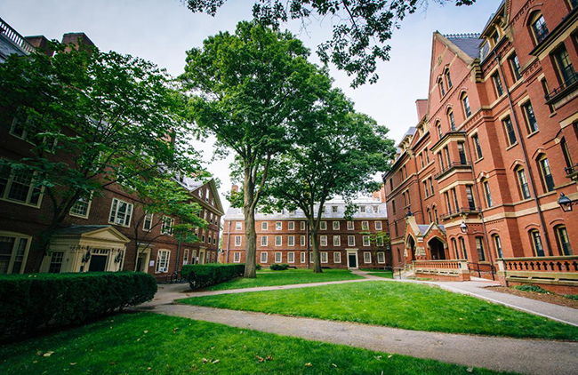 Chuyến tham quan Đại học Harvard là một trải nghiệm đáng nhớ, vì gần như mọi du khách đều từng được chiêm ngưỡng khuôn viên trường trong phim, ảnh hoặc những địa điểm được lấy cảm hứng từ kiến trúc Harvard.
