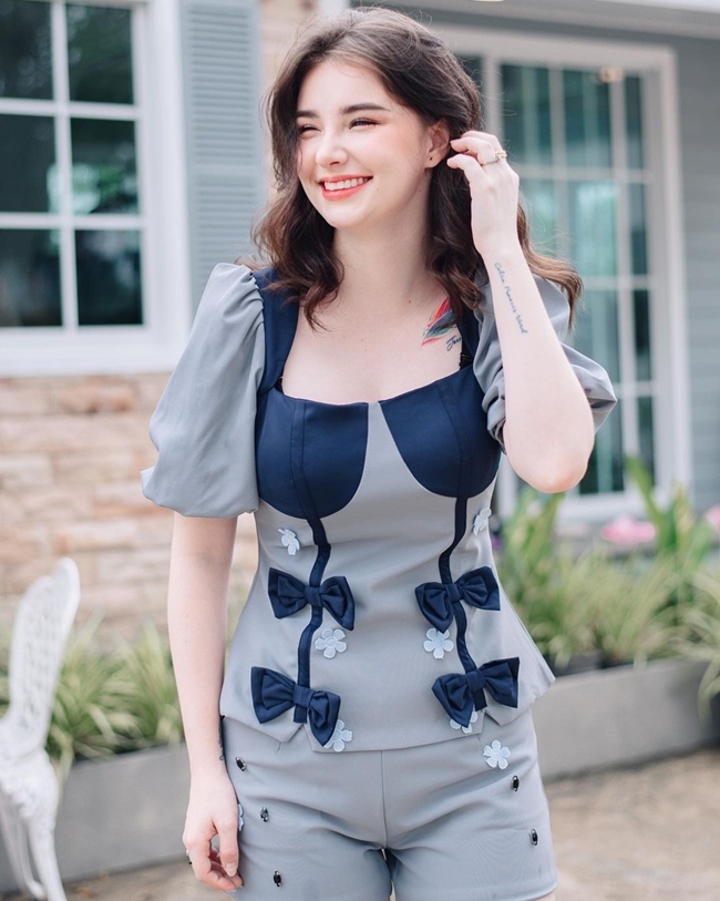 Ngoài ra, nụ cười rạng rỡ của Jessie Vard cũng được xem là nét thu hút riêng, hé môi cười khiến người khác xiêu lòng.
