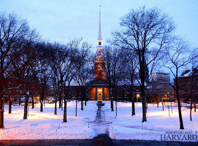 Nằm ngay đối diện Thư viện Widener, nhà thờ tưởng niệm là một tòa nhà mang tính biểu tượng khác của Đại học Harvard. Hầu hết sinh viên Harvard nhìn thấy nó hằng ngày, cho dù trên đường đến ký túc xá, phòng ăn hay lớp học.
