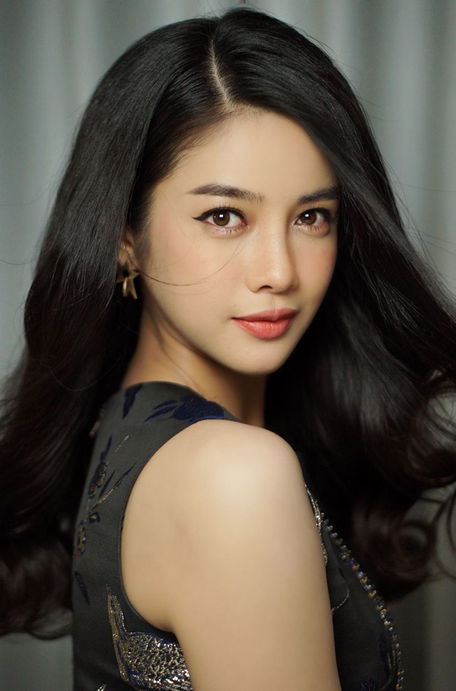 Người đẹp này từng tham gia nhiều cuộc thi nhan sắc như Hoa hậu Hoàn vũ Việt Nam 2015 và 2017, Hoa hậu Biển Việt Nam 2016.
