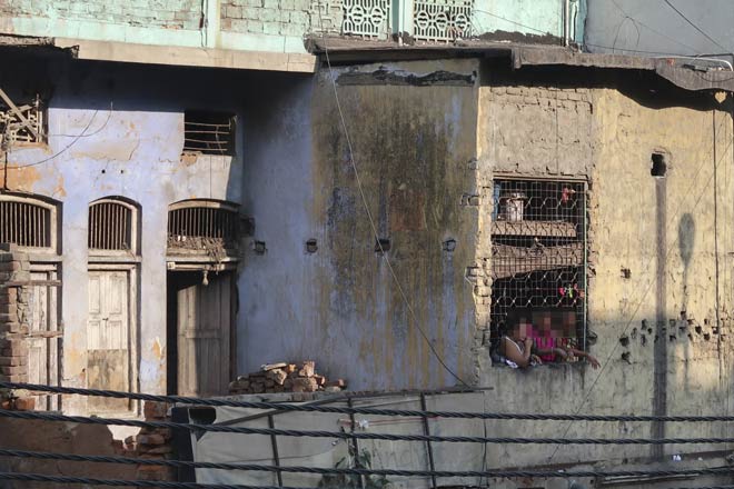 Gái bán dâm đang chờ khách ở khu đèn đỏ Garstin Bastion, New Delhi. Ảnh: Shoaib Shafi