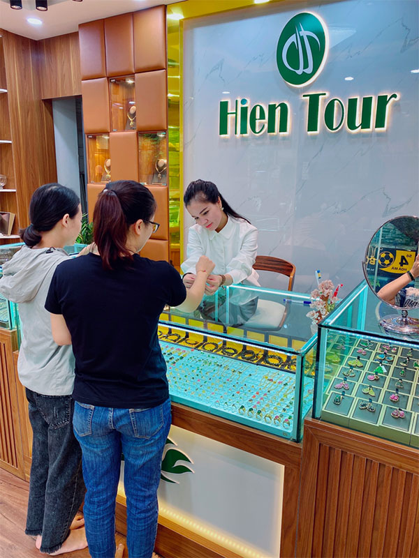 Chị Hiền trực tiếp tư vấn cho khách hàng sản phẩm phù hợp