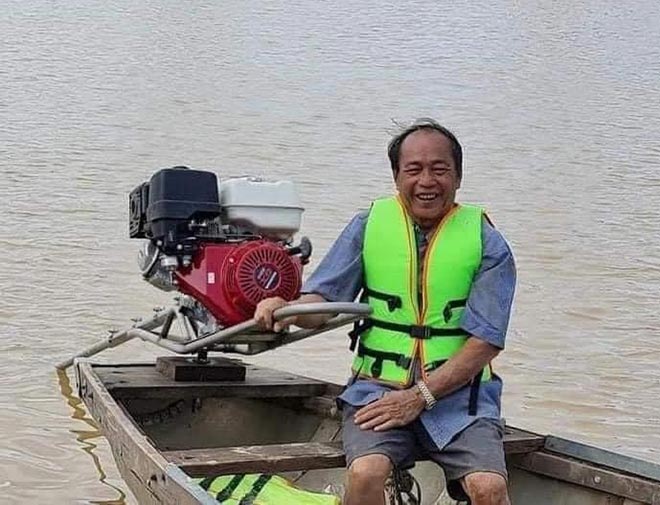 Ông Bình được tặng một chiếc thuyền mới có sức chứa khoảng 30 người