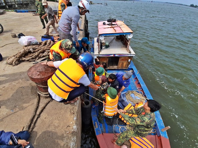 Cơ quan chức năng đang hỗ trợ người dân đến nơi tránh trú bão an toàn.