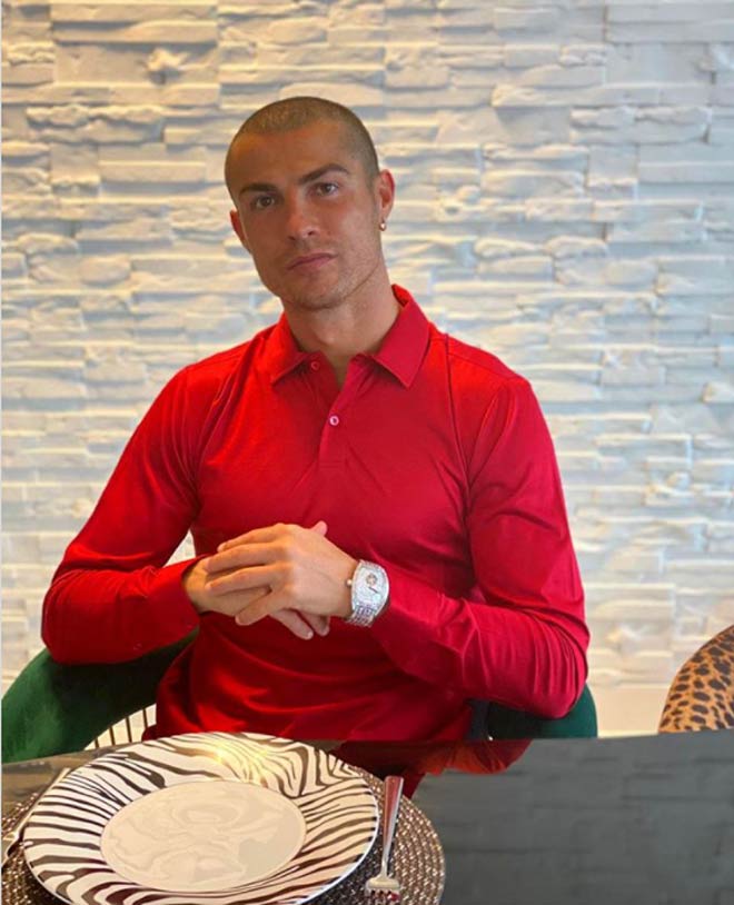 Trong thời gian cách ly để điều trị Covid-19,&nbsp;Ronaldo đã húi cua mái tóc của mình