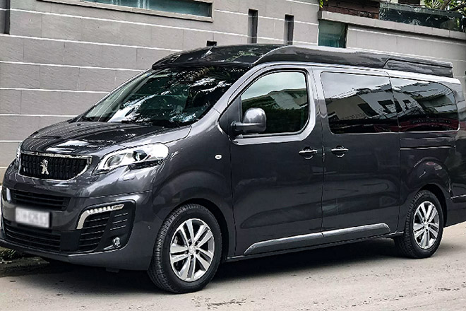 Có nên mua MPV Peugeot Traveller phiên bản Premium lướt giá 1,9 tỷ đồng? - 1