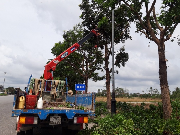 Lực lượng chức năng tỉnh Thừa Thiên Huế cũng đang gấp rút phòng chống bão số 9, cắt tỉa cây bên QL1 đoạn qua thị xã Hương Trà sáng 27/10