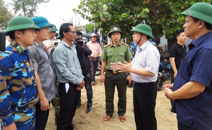 Chủ tịch UBND tỉnh Phan Ngọc Thọ trao đổi với lãnh đạo xã Phú Thuận, huyện Phú Vang và các lực lượng chức năng về công tác di dời dân đến nơi trú tránh bão số 9