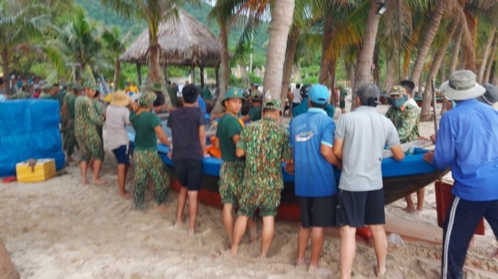 Các lực lượng xung kích giúp dân đi chuyển tàu thuyền ở đảo Cù Lao Chàm, Hội An vào nơi tránh trú.