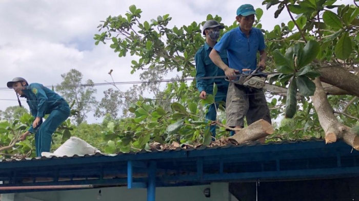 Lực lượng dân quân giúp dân xã đảo Tân Hiệp, Hội An chằng chống nhà cửa