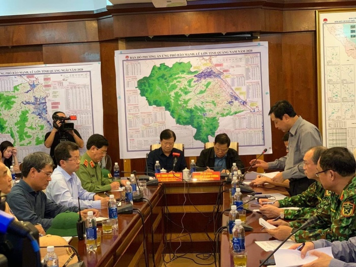 23h ngày 27/10, Phó Thủ tướng Trịnh Đình Dũng đang điều hành cuộc họp Ban chỉ đạo tiền phương ứng phó với bão số 9