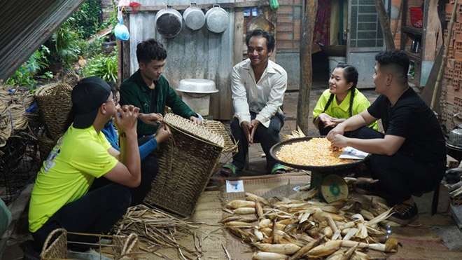 Vợ chồng Lâm Vỹ Dạ thức từ 3h sáng, đội mưa làm thiện nguyện khiến ai cũng kiêng nể - 4