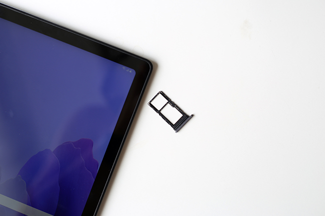 Người dùng có thể lắp một SIM và 1 thẻ nhớ vào Galaxy Tab A7 để trải nghiệm thêm các tiện ích.
