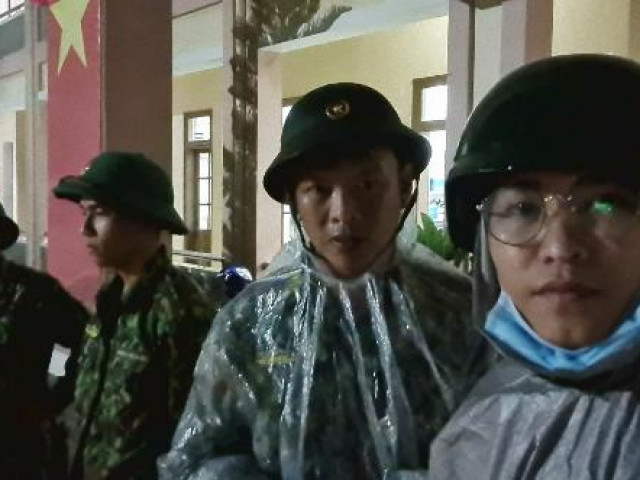 Chiến sĩ biên phòng Quảng Nam xuyên đêm canh từng nhà cho dân