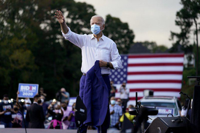 Ứng viên Biden chào người ủng hộ ở TP Atlanta, bang Georgia hôm 27-10 trước cuộc bầu cử Mỹ. Ảnh: AP