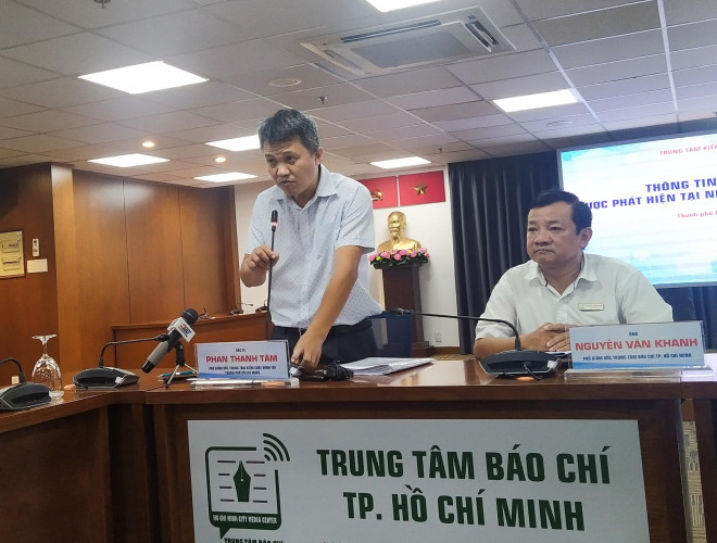Bác sĩ Phan Thanh Tâm (đứng) trả lời báo chí tại buổi họp báo