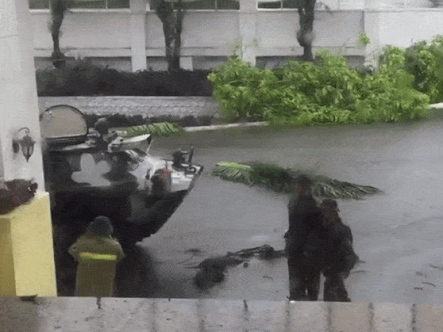Quảng Ngãi: Dùng xe bọc thép “xé” bão số 9 đưa người đi cấp cứu