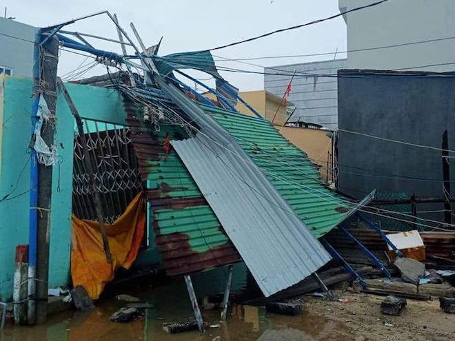 Bão số 9 quét qua đã khiến nhiều căn nhà ở huyện đảo Lý Sơn bị thiệt hại nặng nề.