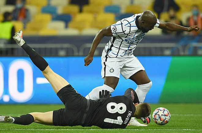 Lukaku bị thủ môn Trubin băng ra từ chối pha đối mặt