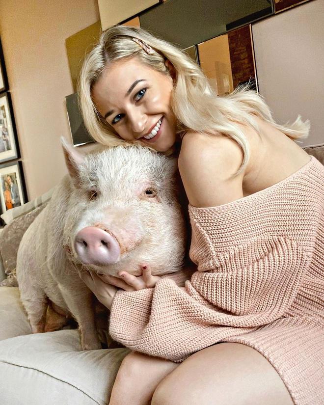 Nữ blogger sống cùng lợn 80kg, bôi kem chống nắng cho thú cưng mỗi khi ra ngoài - 1
