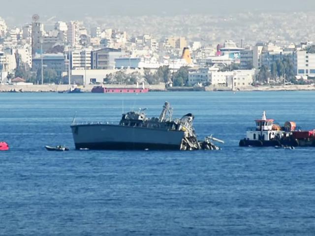 Thế giới - Chiến hạm Hy Lạp bị tàu chở hàng tải trọng 50.700 tấn xẻ làm đôi