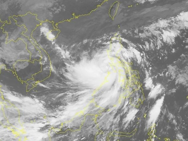 Media - Video bão số 9 áp sát đất liền gây sóng to, gió giật cấp 11-12