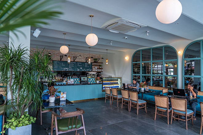 Không gian Saigon Casa Café với màu xanh pastel vừa hiện đại vừa hoài cổ.