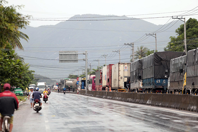 Sáng 28/10, do ảnh hưởng của bão số 9, hàng nghìn xe khách, ô tô xếp hàng dài trên Quốc lộ 1 theo hướng Nam – Bắc đoạn qua địa bàn tỉnh Khánh Hòa và Phú Yên.