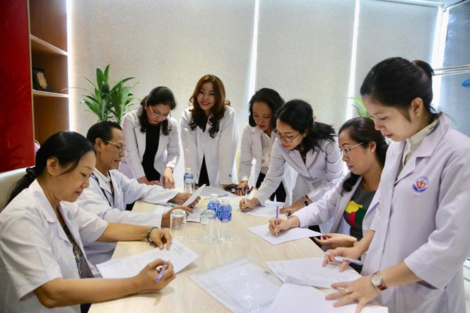 Đội ngũ bác sĩ đo nhân trắc học của Hoa hậu Việt Nam 2020.