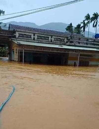 &nbsp;Chiều 28/10, nhiều khu vực ở huyện Hoài Ân và huyện An Lão, tỉnh Bình Định đang bị ngập sâu do nước lũ đổ về. Nguyên nhân là do ảnh hưởng của cơn bão số 9 kèm mưa lớn như trút nước kéo dài từ đêm 27 đến trưa 28/10.&nbsp;