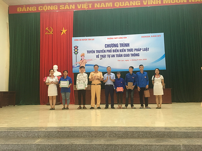 HEAD Anh Kỳ Hòa Bình trao giải cho học viên