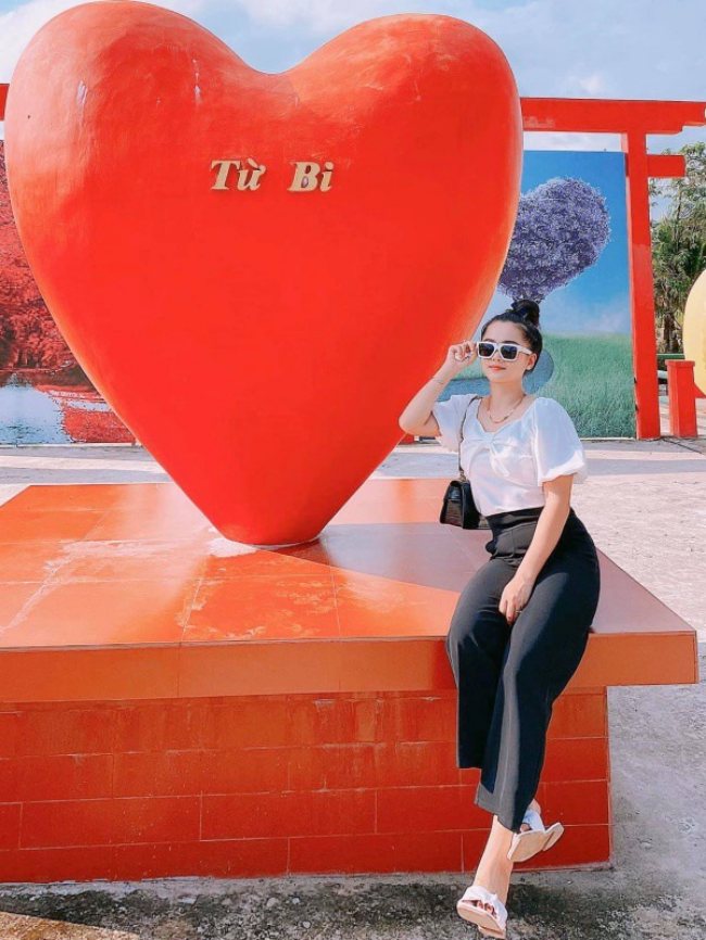 Siêu vòng 3 của cô không giấu nổi qua trang phục &#34;kín cổng cao tường&#34;.
