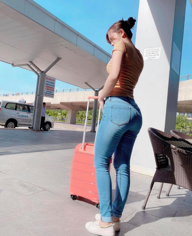 Đường cong vòng 3 nóng bỏng của Hằng Nguyễn qua những mẫu quần jeam ôm trọn cơ thể đầy mê hoặc.
