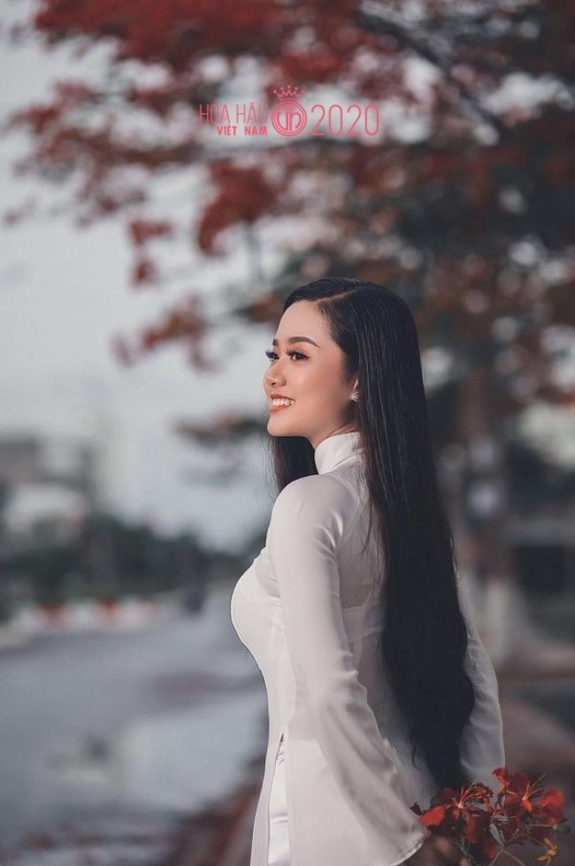 Cô sở hữu số đo 3 vòng chuẩn đẹp đồng hồ cát: 84-65-102cm.
