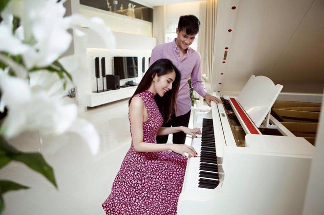 Thủy Tiên và Công Vinh được đánh giá là cặp đôi trai tài gái sắc của làng showbiz Việt.
