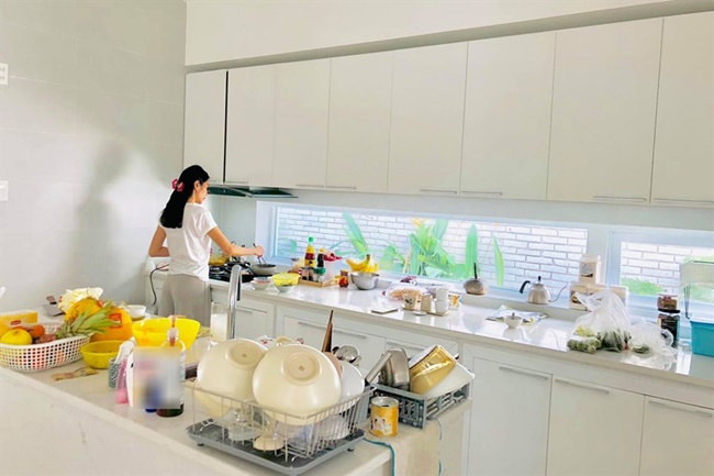 Không gian bếp với màu trắng là chủ đạo đã xuất hiện nhiều lần trong các clip nấu ăn của Thủy Tiên chia sẻ trên mạng xã hội. 
