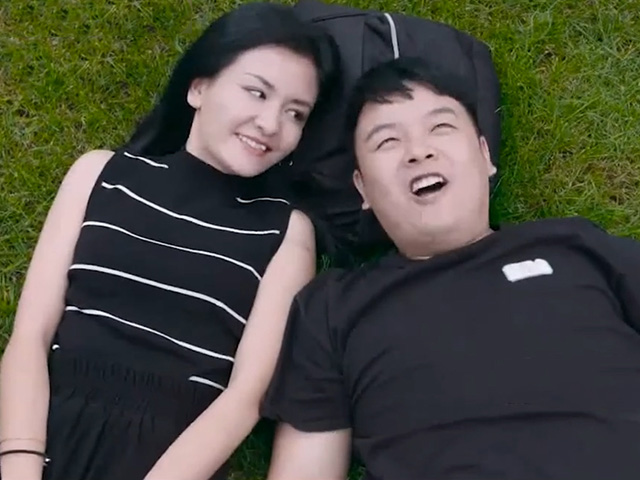 Cười 24H - Đang ngắm mây cùng bạn gái chàng trai bị "sao quả cân" rơi vào mặt