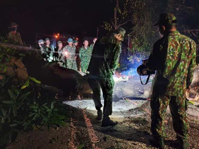 Sạt lở vùi lấp hơn 50 người ở Quảng Nam: Công binh mất nhiều giờ vừa đi vừa mở đường đến hiện trường - 3