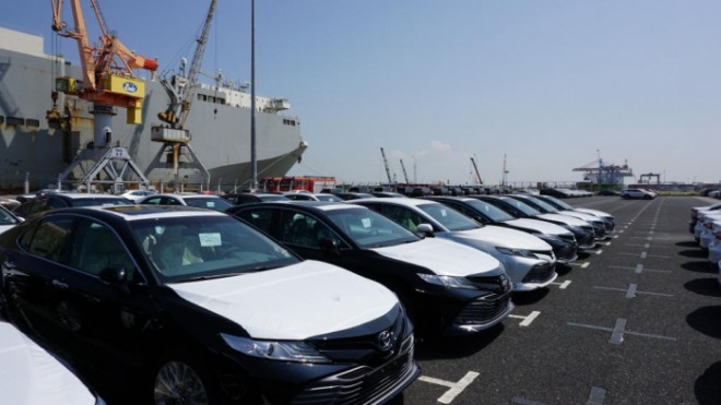 Xe Toyota nhập khẩu chờ thông quan tại cảng Hải Phòng. Ảnh: Lam Anh